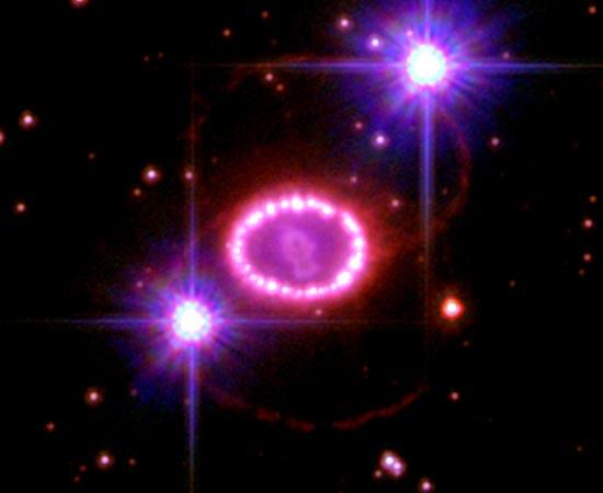 Linha de Pérolas Cósmicas ao redor de uma estrela explodindo.